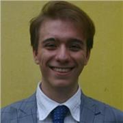 Studente di Giurisprudenza impartisce lezioni di diritto privato per studenti liceali e universitari